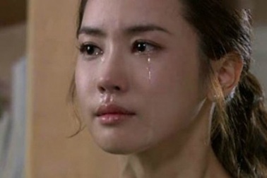 Đi làm về vòng tay ôm chồng từ phía sau, nào ngờ anh nói 1 câu khiến tôi choáng váng