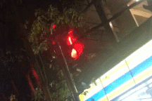 Cột đèn tín hiệu giao thông gây bối rối cho người đi đường