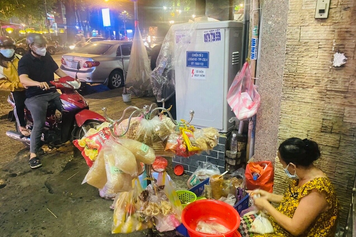Bà hoàng bánh tráng nuôi cả gia đình, mê việc quên... lấy chồng - 1 Bà hoàng bánh tráng nuôi cả gia đình, mê việc quên... lấy chồng - 1