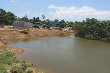 Nhà thầu thản nhiên bịt cả dòng sông, dân "lãnh đủ" hậu họa ô nhiễm môi trường