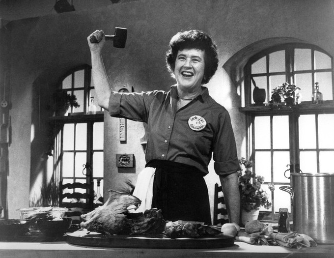 Julia Child: Bà nội trợ trở thành nữ hoàng ẩm thực thế giới bằng niềm đam mê mãnh liệt khiến đấng mày râu cũng phải nể phục - Ảnh 3.