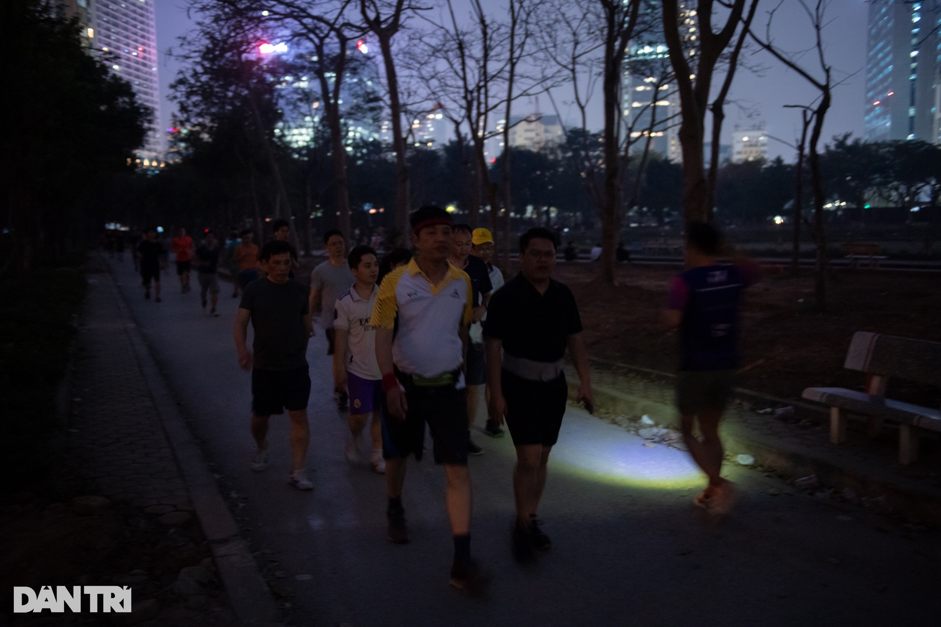 Người dân xé rào chắn, trèo tường vào công viên đang cải tạo ở Hà Nội - 15 Người dân xé rào chắn, trèo tường vào công viên đang cải tạo ở Hà Nội - 15