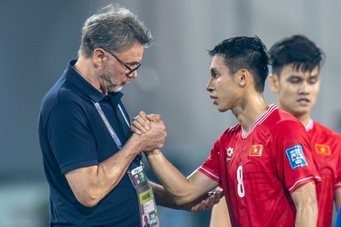 Dàn tuyển thủ Việt Nam gửi lời chia tay HLV Philippe Troussier