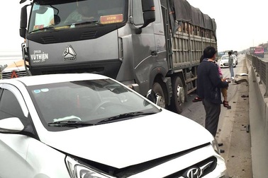 Xe “hổ vồ” đeo logo “lái xe an toàn” gây tai nạn