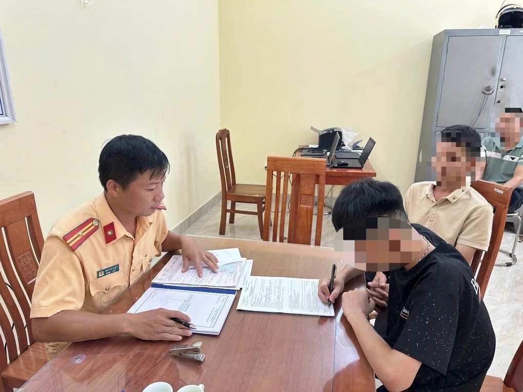 Thanh niên bốc đầu xe máy bị xử phạt 6 lỗi vi phạm - 2 Thanh niên bốc đầu xe máy bị xử phạt 6 lỗi vi phạm - 2