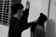 Đang ôm con ngủ, mẹ bầu bất ngờ bị kẻ lạ mặt kề dao vào cổ, cướp tiền