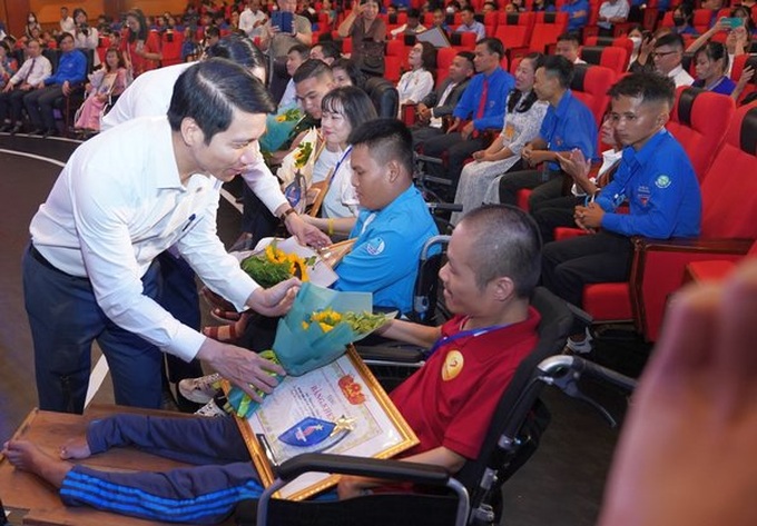 Bí thư thường trực Trung ương Đoàn, Chủ tịch Hội Liên hiệp Thanh niên Việt Nam Nguyễn Ngọc Lương trao hoa và biểu trưng cho các cá nhân được tuyên dương.