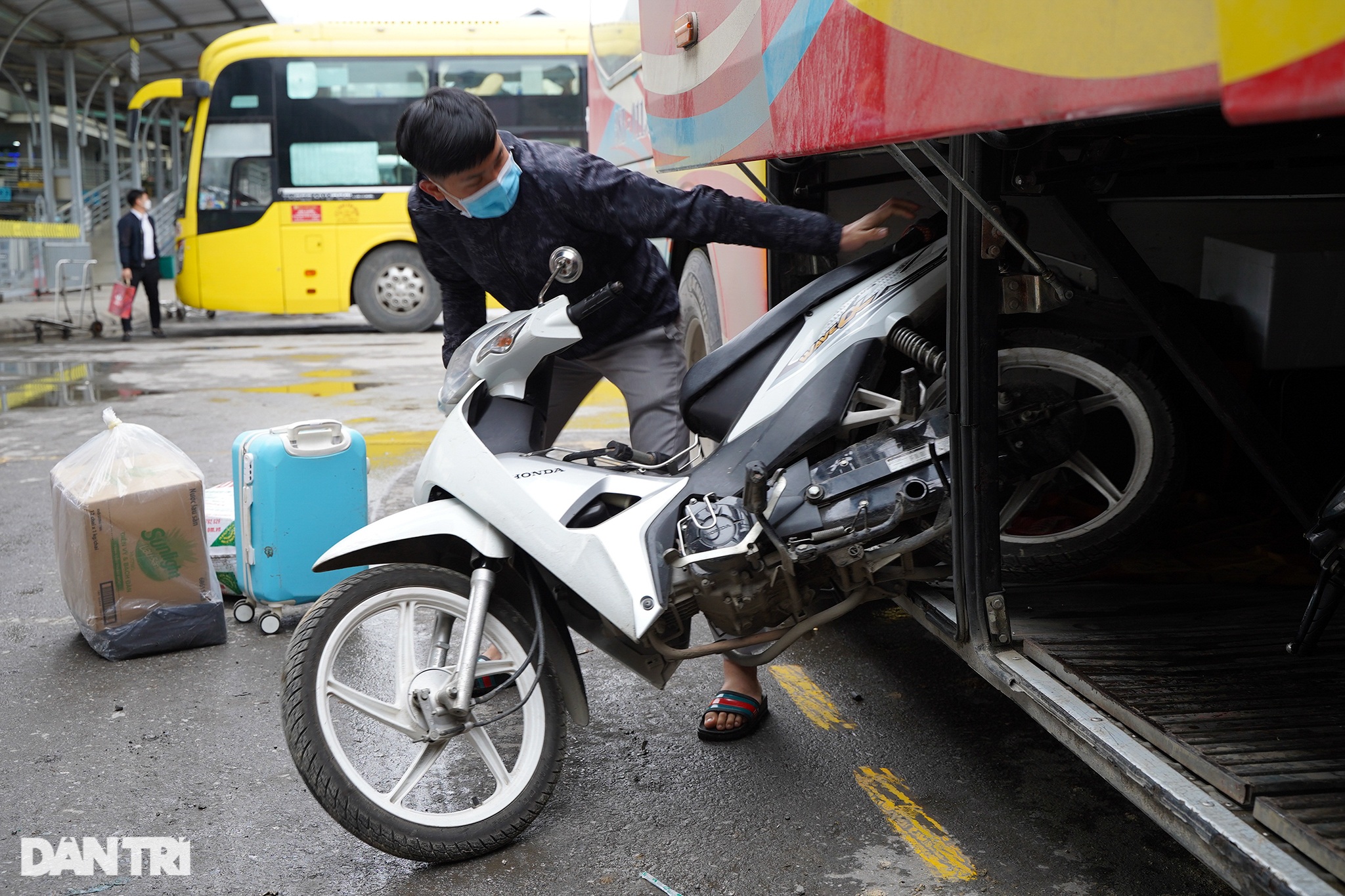 Sinh viên đội mưa rét, lỉnh kỉnh đồ đạc đổ về Hà Nội sau 9 tháng nghỉ dịch - 5 Sinh viên đội mưa rét, lỉnh kỉnh đồ đạc đổ về Hà Nội sau 9 tháng nghỉ dịch - 5