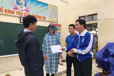 Tỉnh đoàn Quảng Bình hỗ trợ 20 triệu đồng cho trường học tốc mái trong bão
