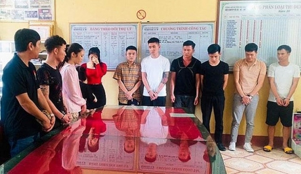 Bắt giữ 13 đối tượng đang “bay lắc” trong quán karaoke - 1 Bắt giữ 13 đối tượng đang “bay lắc” trong quán karaoke - 1