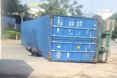 Xe đầu kéo container lật đè xe máy ở Bình Dương