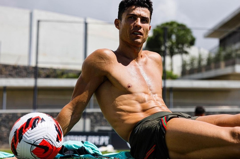 Danh thủ Cristiano Ronaldo gây sốt với ảnh khoe cơ bắp cuồn cuộn - 3 Danh thủ Cristiano Ronaldo gây sốt với ảnh khoe cơ bắp cuồn cuộn - 3
