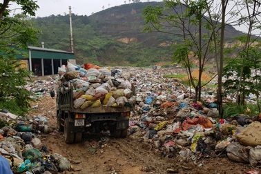 Bãi rác “tra tấn” dân, ruồi nhặng bâu kín nhà