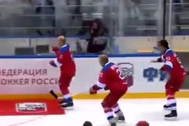 Ông Putin ngã trên sân khúc côn cầu khi chào khán giả