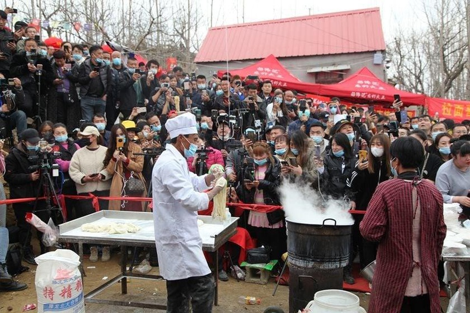 Anh chàng bán mì khốn khổ, mệt mỏi vì sự nổi tiếng bất ngờ - 2 Anh chàng bán mì khốn khổ, mệt mỏi vì sự nổi tiếng bất ngờ - 2