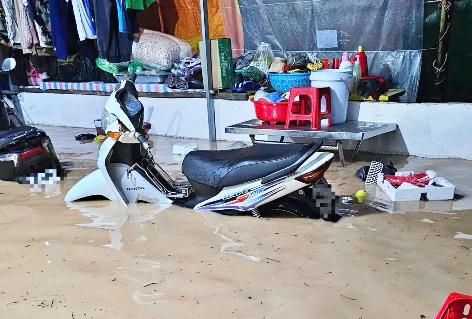 Zware regenval in Phu Quoc, water stroomde de huizen van mensen binnen om middernacht - 2 Mưa lớn ở Phú Quốc, nước tràn vào nhà dân lúc nửa đêm - 2