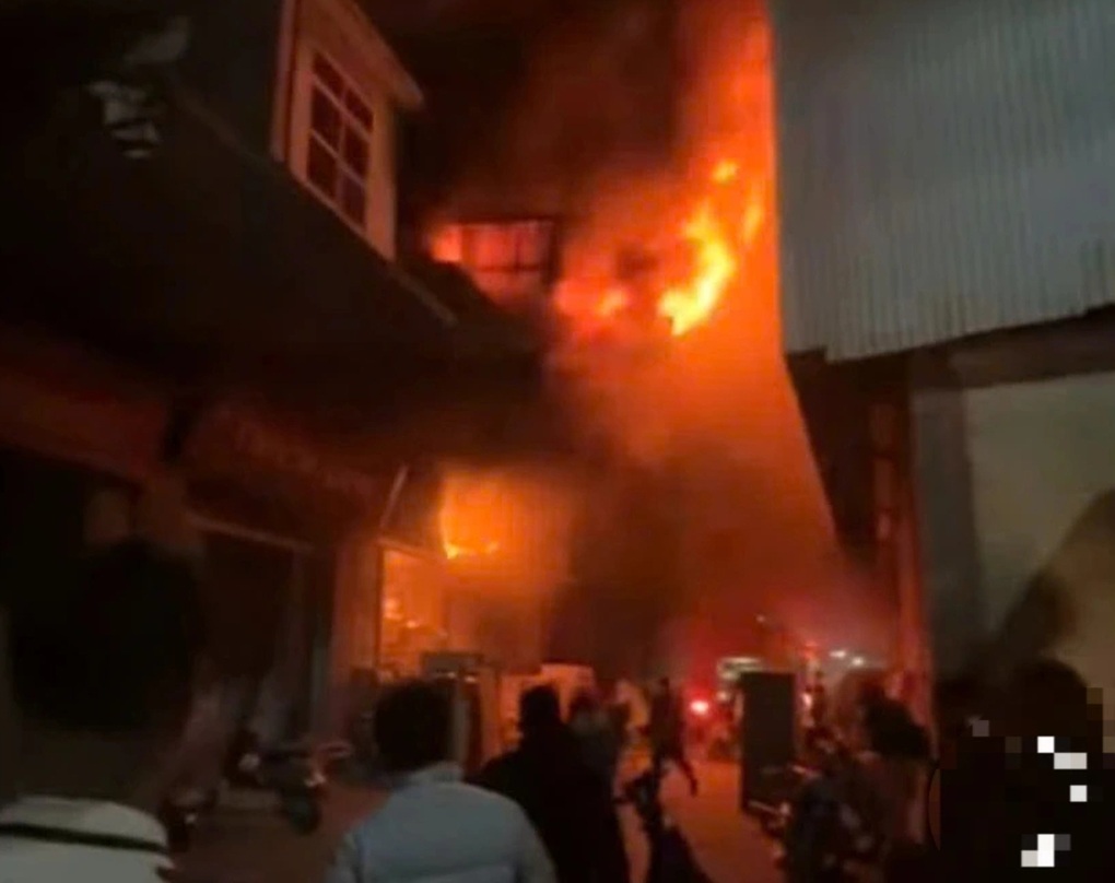 Hà Nội: Nhà dân kinh doanh đồ gỗ bốc cháy ngùn ngụt trong đêm - 1 Hà Nội: Nhà dân kinh doanh đồ gỗ bốc cháy ngùn ngụt trong đêm - 1