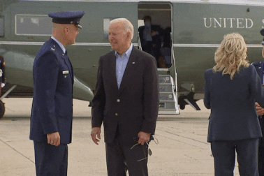Video Tổng thống Biden vội gạt phăng ve sầu bám vào cổ