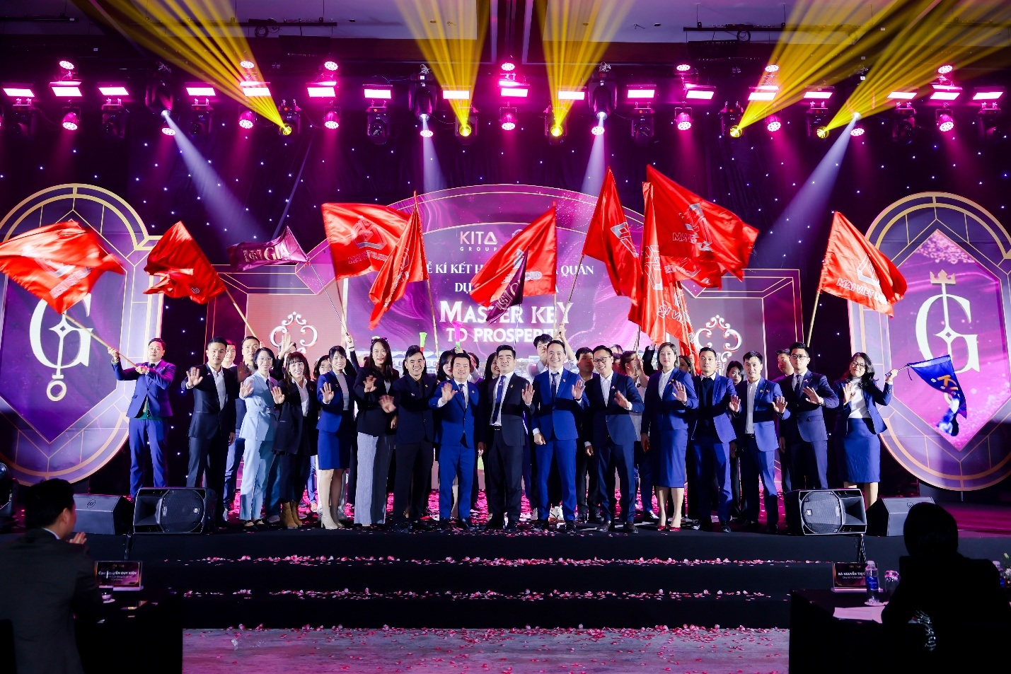 تقریباً 500 سیلز پروفیشنلز نے GIA کی طرف سے KITA کی لانچنگ تقریب - 3 میں شرکت کی۔ Gần 500 chuyên viên kinh doanh đã góp mặt tại lễ ra quân GIA by KITA - 3