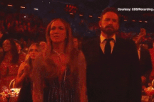 Vẻ mặt của Ben Affleck khi tháp tùng Jennifer Lopez đi dự Grammy gây sốt