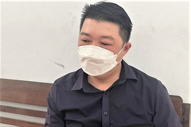 Đôi nam nữ đầu trần đi xe máy tông công an trọng thương