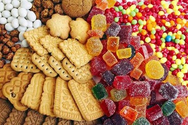 Bộ Y tế khuyến cáo cảnh giác với bánh kẹo màu sắc quá rực rỡ, bắt mắt