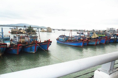 Hàng loạt tàu thuyền nằm bờ vì “khát” lao động đi biển