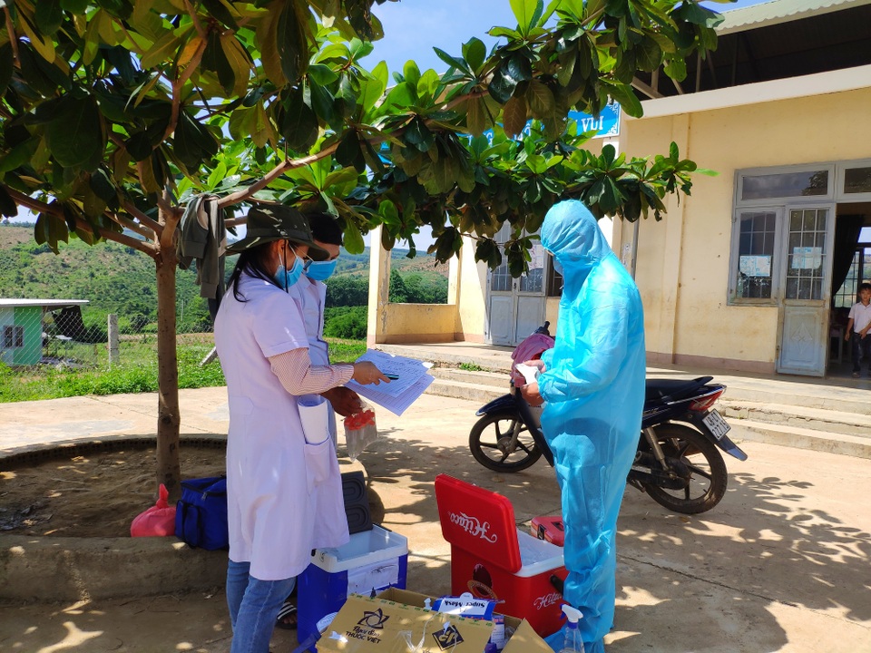 Cận cảnh cán bộ y tế uống thuốc dự phòng, xâm nhập dập dịch bạch hầu - 1