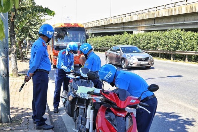 Lực lượng Thanh tra giao thông Hà Nội lập biên bản xử lý vi phạm