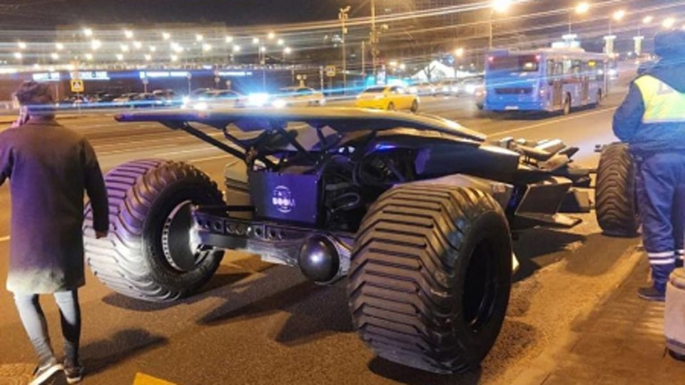 Xe người dơi Batmobile có hợp pháp để ra đường? - 2 Xe người dơi Batmobile có hợp pháp để ra đường? - 2