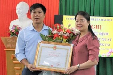 Thầy giáo nhảy sông cứu học sinh đang chới với dưới dòng nước