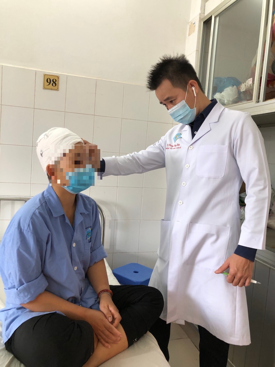 Cứu sống cô gái bị tai nạn sinh hoạt lóc toàn bộ da đầu, lòi xương sọ - 2 Cứu sống cô gái bị tai nạn sinh hoạt lóc toàn bộ da đầu, lòi xương sọ - 2