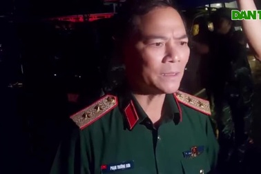 Đưa 2 phi công của máy bay gặp nạn ra khỏi rừng trong đêm mưa