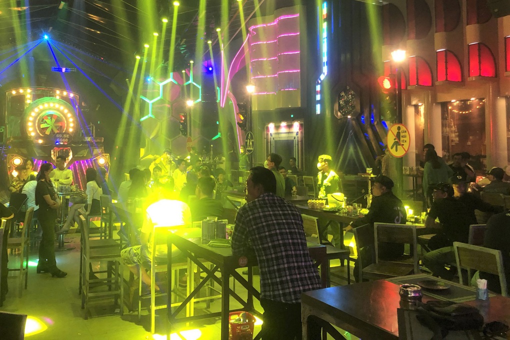 Kiểm tra cơ sở giải trí, phát hiện hơn 100 khách dương tính với ma túy - 1 Kiểm tra cơ sở giải trí, phát hiện hơn 100 khách dương tính với ma túy - 1