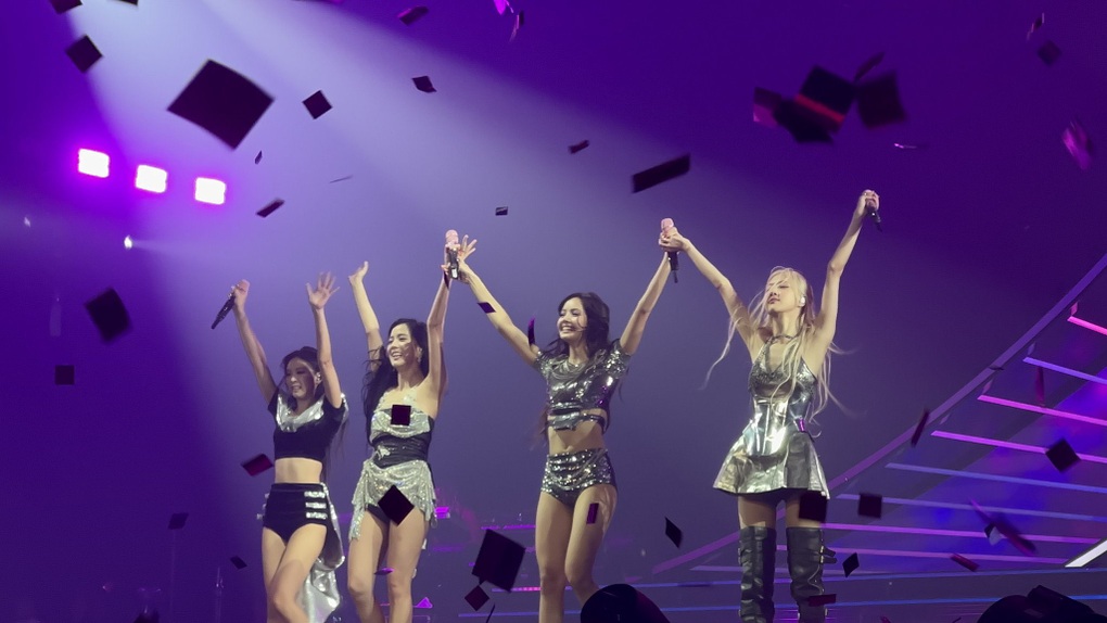 Blackpink khoe đường cong nóng bỏng tại đêm diễn Born Pink cuối - 13 Blackpink khoe đường cong nóng bỏng tại đêm diễn Born Pink cuối - 13