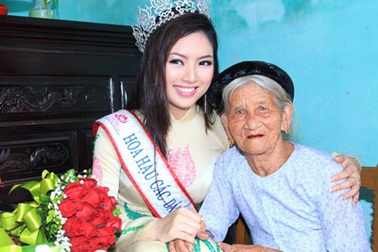 Tân Hoa hậu Ngọc Anh tri ân các anh hùng liệt sỹ