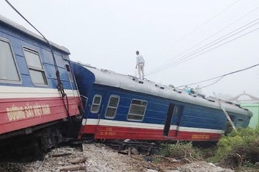 Tàu trật bánh, toàn bộ toa tàu văng khỏi đường ray