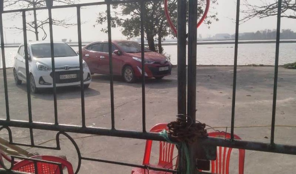 Người dân giữ 2 xe ô tô của cán bộ Trung tâm quỹ đất huyện - 1 Người dân giữ 2 xe ô tô của cán bộ Trung tâm quỹ đất huyện - 1