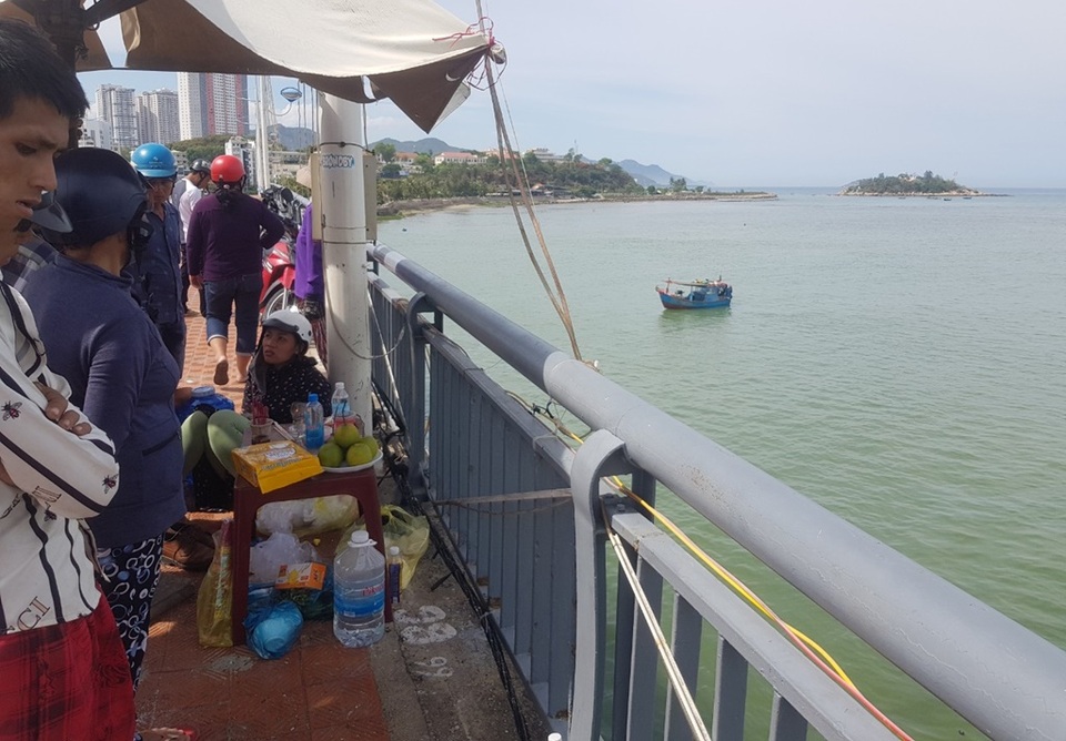 Nam thanh niên nhảy cầu, để lại miếng bánh, điện thoại cùng thư tuyệt mệnh - 1 Nam thanh niên nhảy cầu, để lại miếng bánh, điện thoại cùng thư tuyệt mệnh - 1