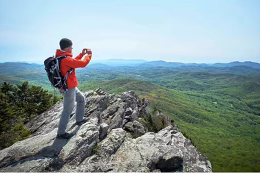 Tại sao con người thấy ngọn núi ở phía xa lại có màu xanh?