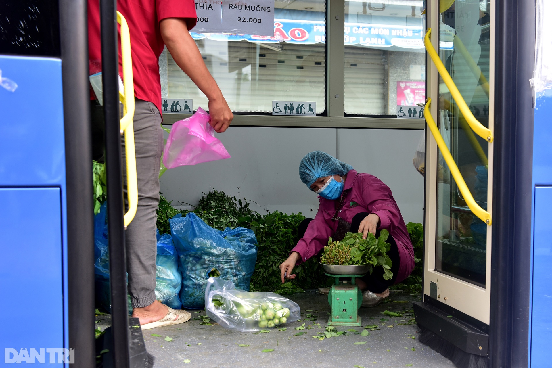 Biến xe buýt thành siêu thị dã chiến chở rau củ đi bán cho dân Sài Gòn - 9