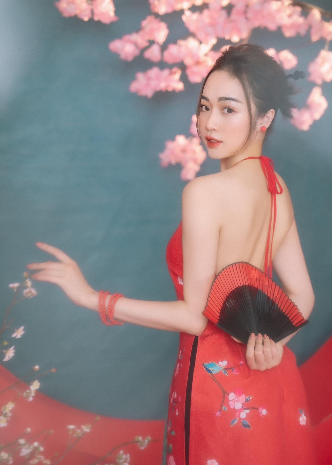 Hot girl gợi cảm hé lộ bí quyết giữ eo thon dáng đẹp ngày Tết - 4