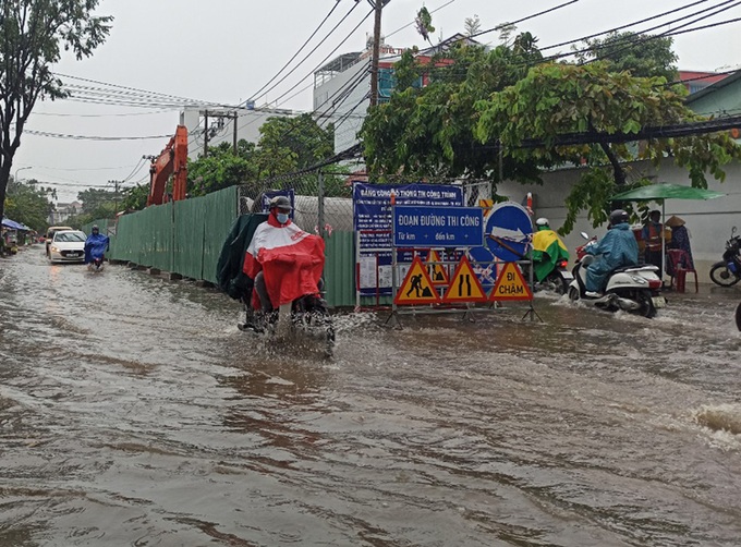 Hàng loạt tuyến đường ở TP.HCM trở thành sông sau trận mưa lớn kéo dài - Ảnh 5.