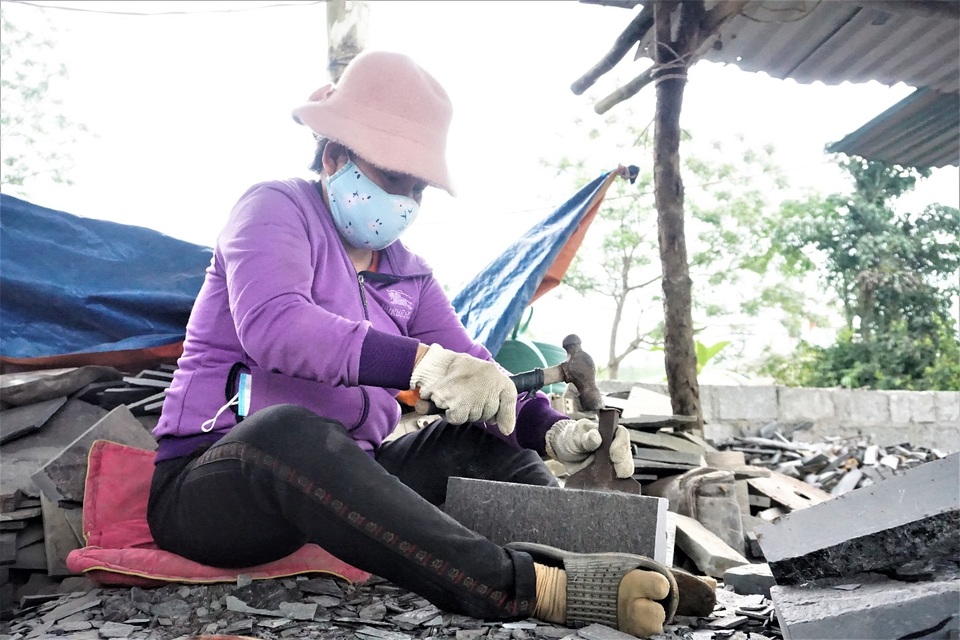 Nhọc nhằn nghề chẻ đá đổi cơm ở Đà Nẵng - 5 Nhọc nhằn nghề chẻ đá đổi cơm ở Đà Nẵng - 5