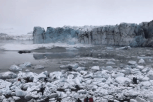 Du khách bỏ chạy tán loạn khi núi băng bất ngờ đổ sập gây sóng lớn