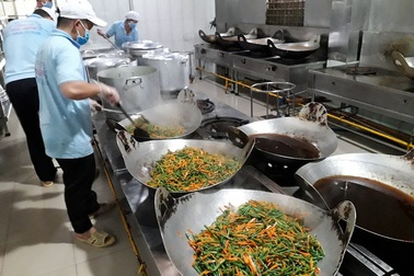 Nhiều khâu trung gian “ăn” hết khẩu phần cơm của công nhân