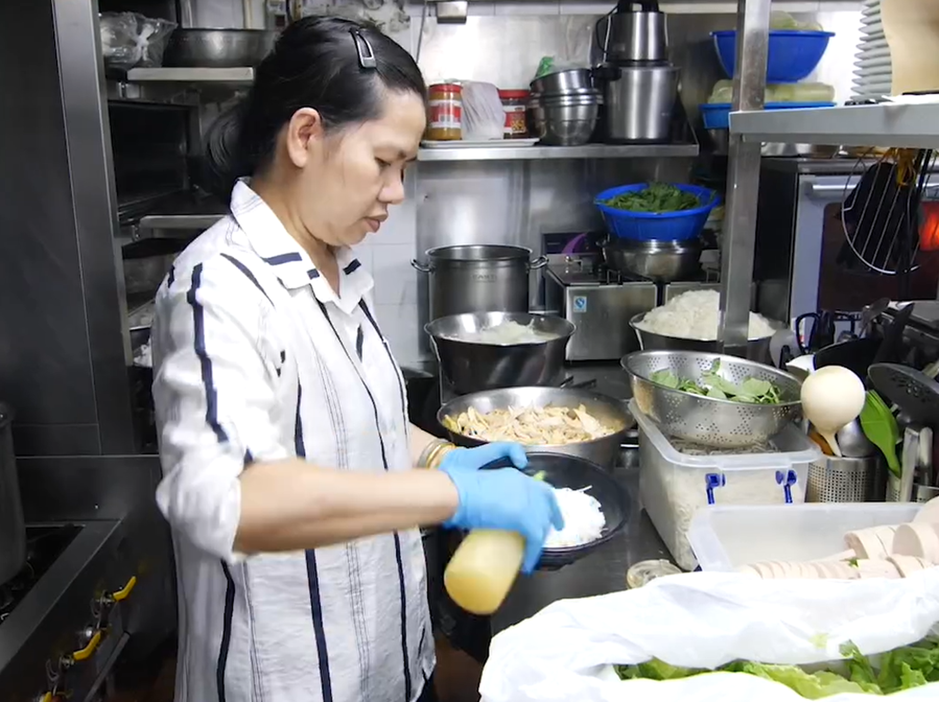 Bán bánh mì, bún bò ở Hồng Kông, người phụ nữ gốc Việt thu 100 triệu/ngày - 7