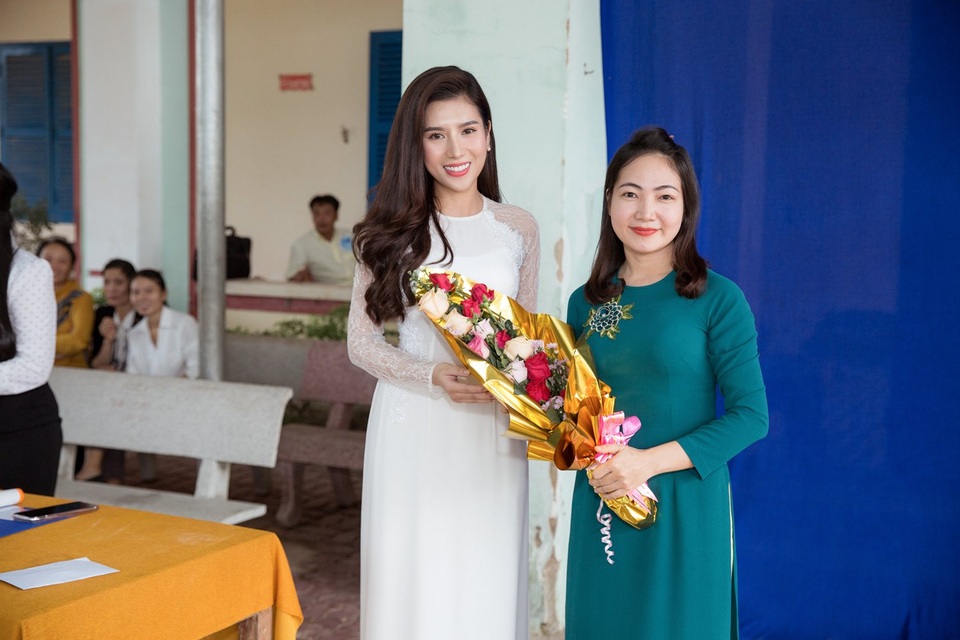 Hoa hậu Dương Yến Nhung truyền cảm hứng cho các em học sinh - 4 Hoa hậu Dương Yến Nhung truyền cảm hứng cho các em học sinh - 4