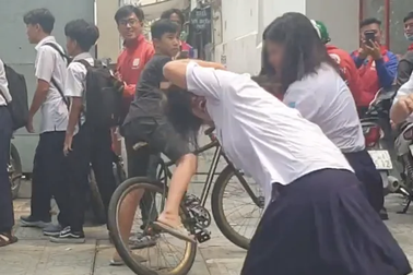 Hai nữ sinh lớp 8 túm, giật tóc nhau ngay trước cổng trường