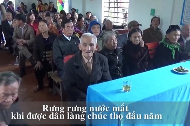 Clip: Cụ ông, cụ bà như “hồi xuân” khi được cả làng chúc thọ